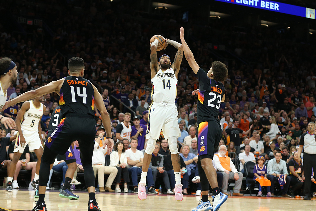 Pelicans upset Suns to tie series 1-1